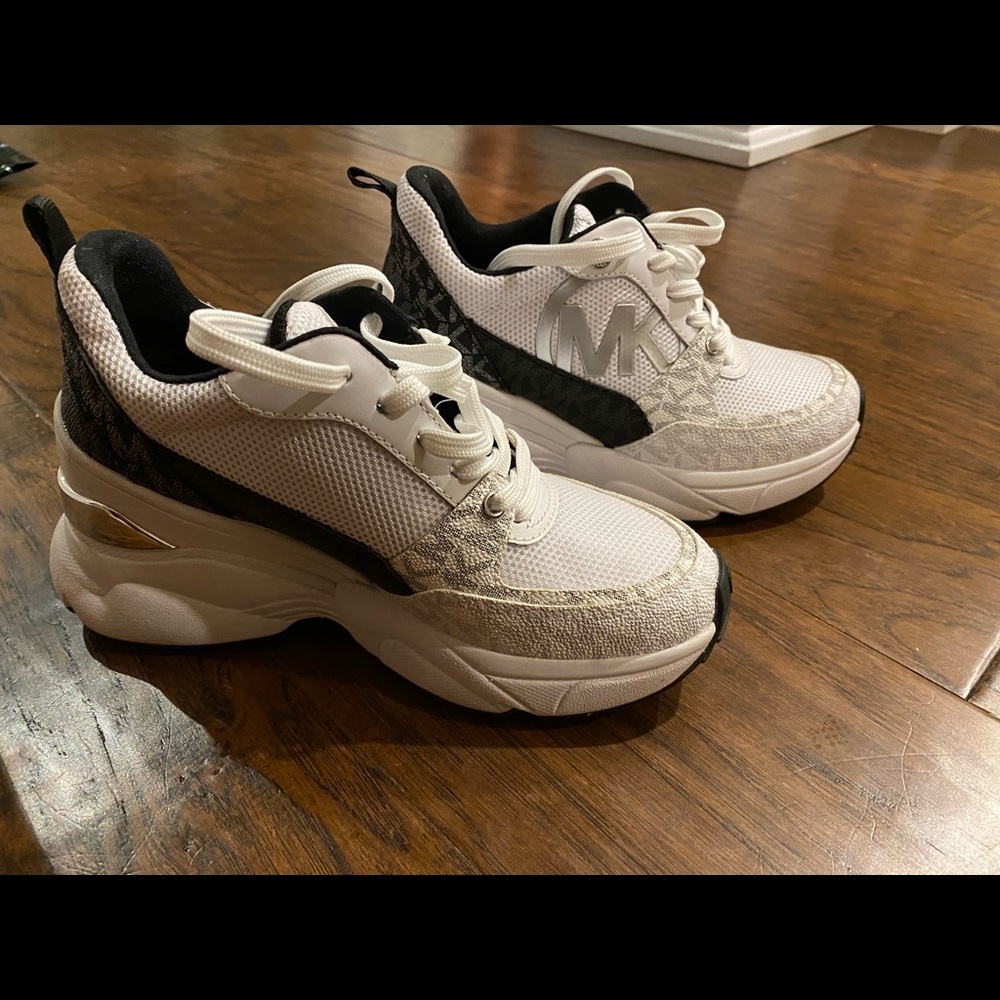 Selling brand new MK shoes. Never worn. - Picture 4 of 4